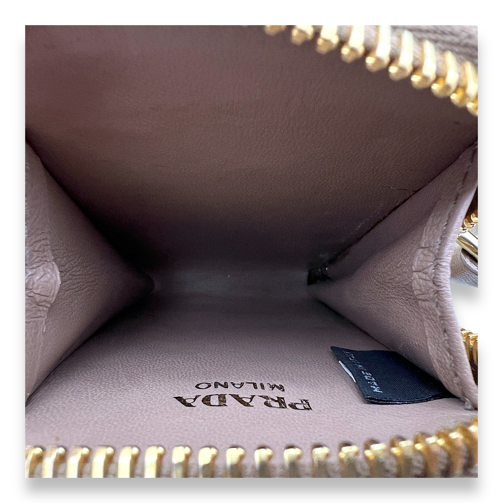 Re-Edition 2005 Crossbody bag in Saffiano leather, Gold Hardware - Image 15