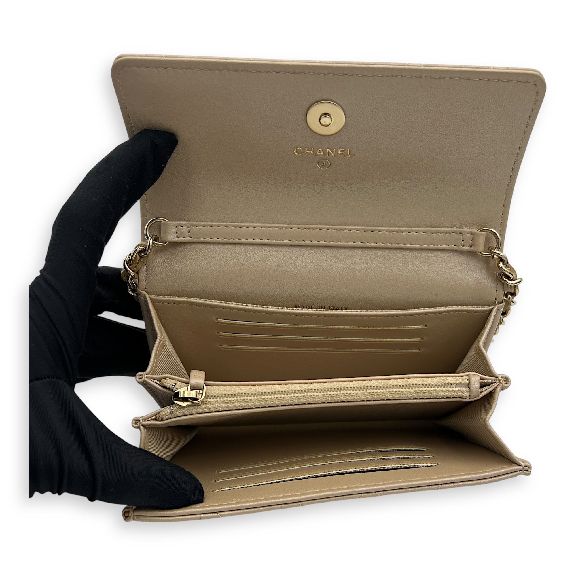 CC Wallet On Chain Beige in Calfskin, Gold hardware - Image 7